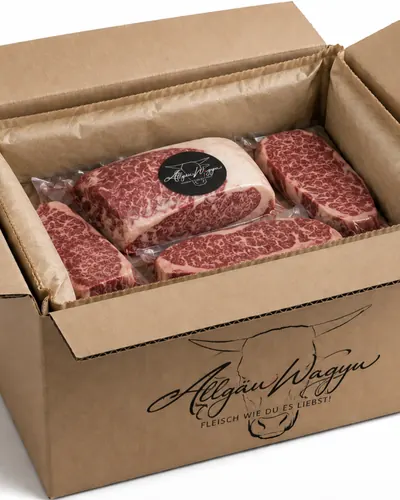 Geöffneter Allgäu-Wagyu-Versandkarton mit vakuumierten Steaks