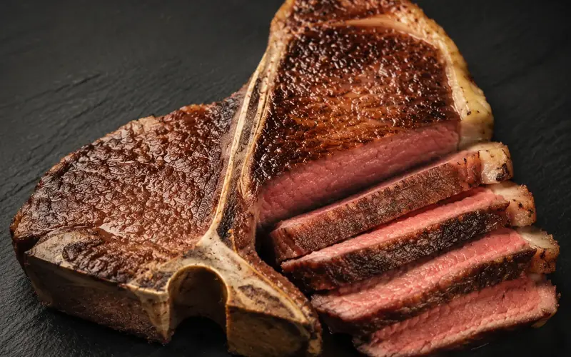 Gebratenes Wagyu-T-Bone-Steak, in Scheiben geschnitten