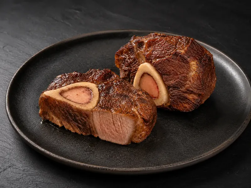 Geschmorte Wagyu-Beinscheiben mit Markknochen