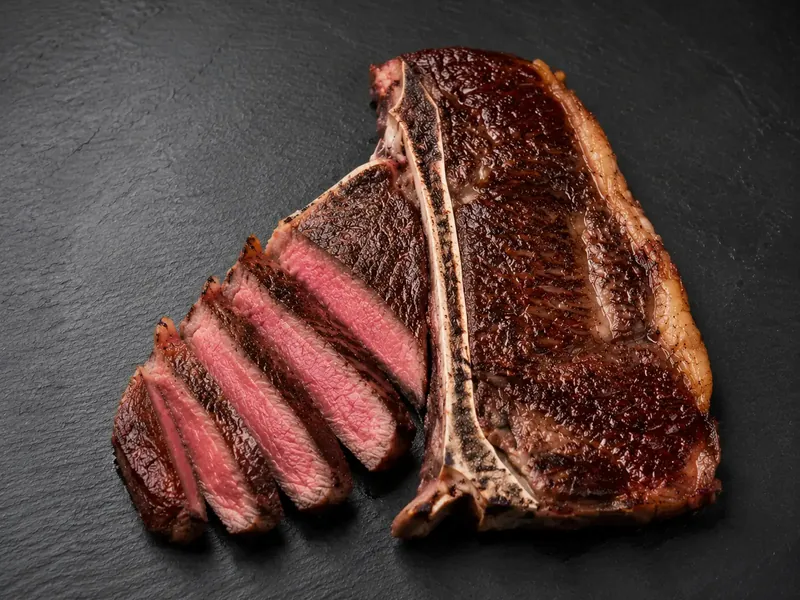 Gebratenes Wagyu-Porterhouse-Steak, rosa aufgeschnitten