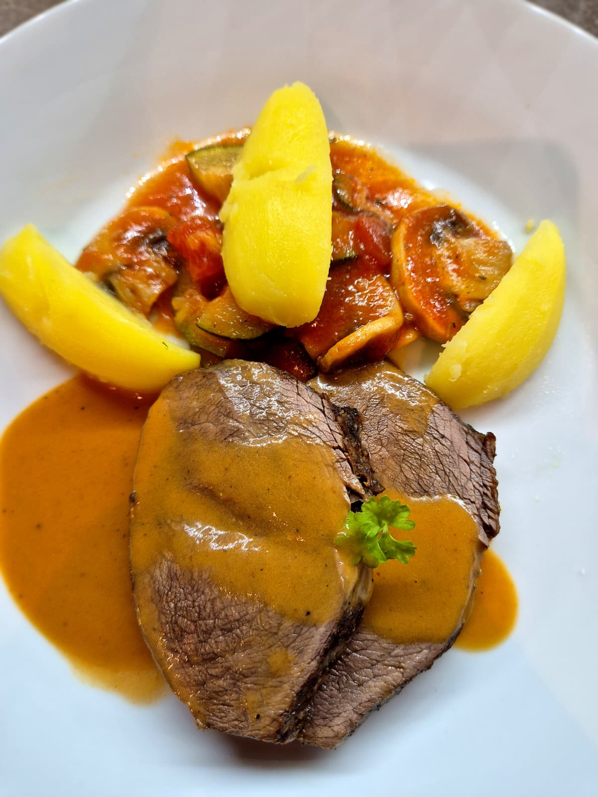 Gourmet-Rinderbraten mit Rahmsauce