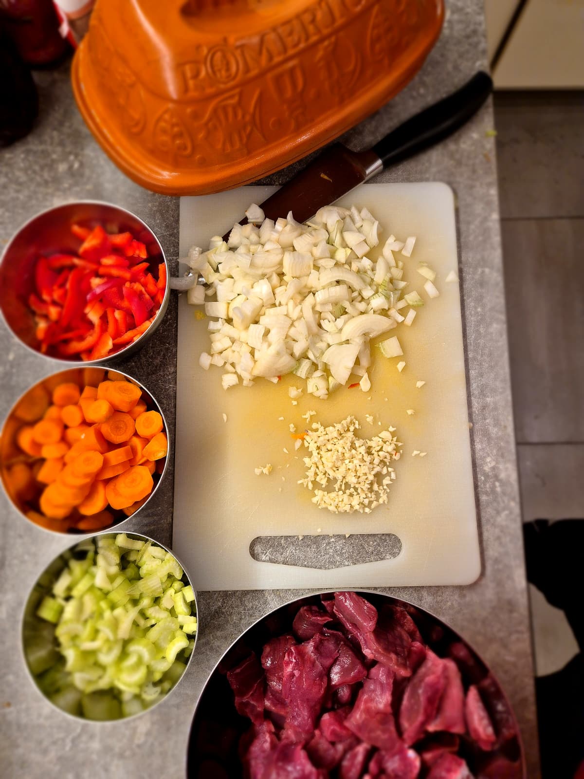 Kräftiges Allgäu Wagyu‑Rindergulasch aus dem Römertopf - Bild 3