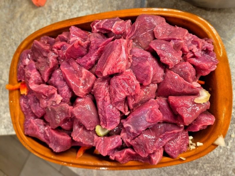 Kräftiges Allgäu Wagyu‑Rindergulasch aus dem Römertopf - Bild 2