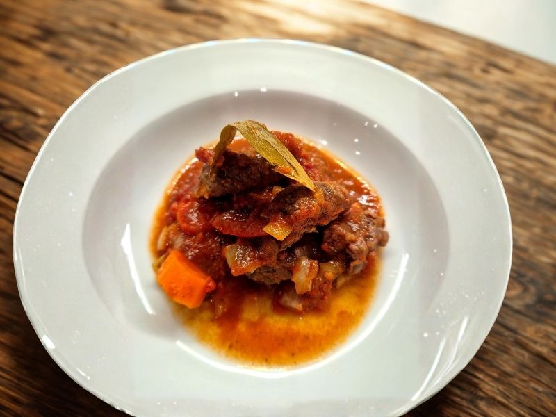 Kräftiges Allgäu Wagyu‑Rindergulasch aus dem Römertopf